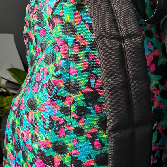 VANS OF THE WALL - Picture 3 of 4